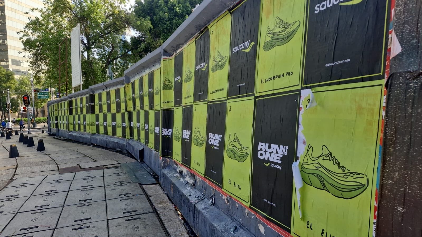 Saucony pega publicidad en la Glorieta de las Mujeres que Luchan.