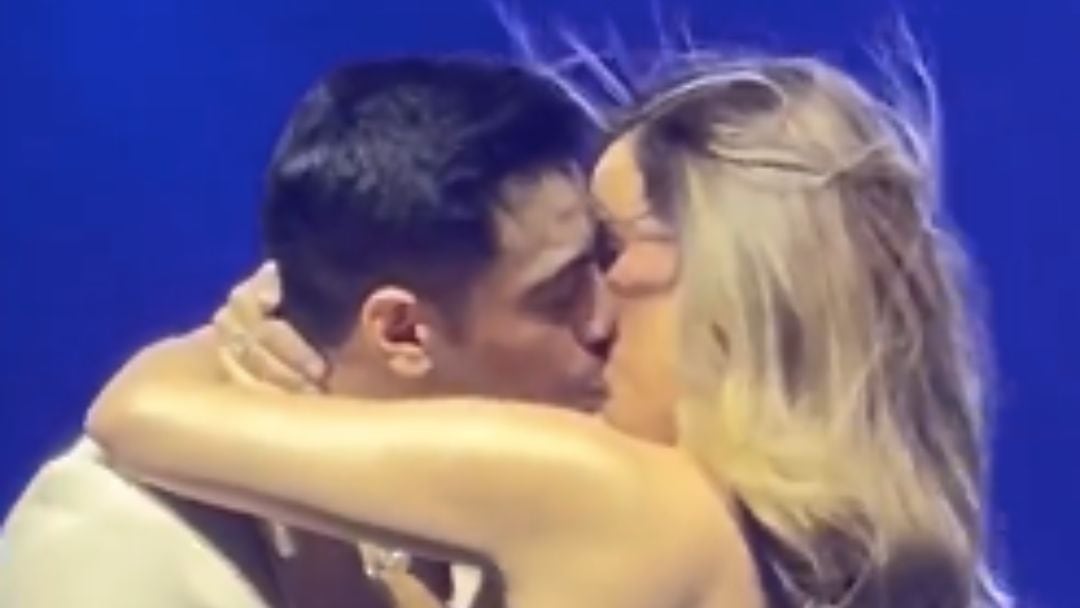 El beso de Carlos Rivera y Cynthia Rodríguez en concierto