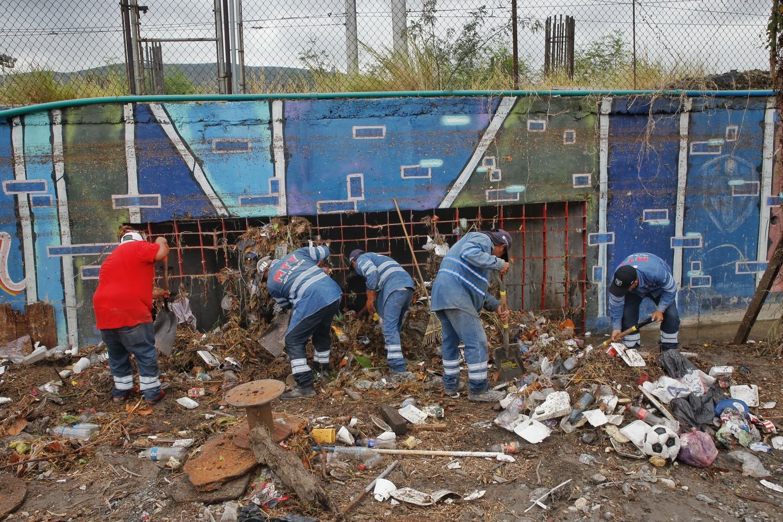Cuadrillas de Servicios Públicos realizan limpieza a infraestructura pluvial