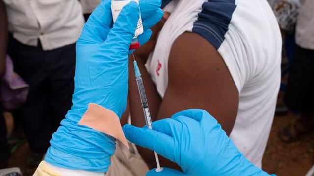 OMS aprueba primera vacuna contra el ebola.