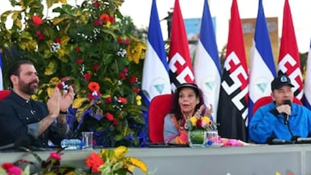La familia Ortega Murillo: Laureano, Rosario y Daniel.