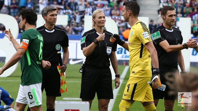 Bibiana Steinhaus saluda a los jugadores.