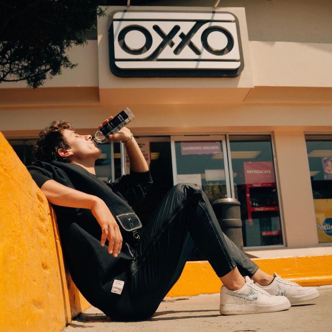 Juanpa Zurita tomando Water People en Oxxo