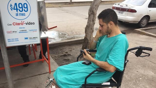 El paciente salió del hospital con todo y bata
