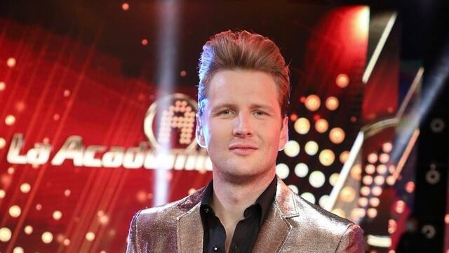 Alexander Acha aclara que no “le dan línea” en La Academia tras revelarse conectes de Santiago