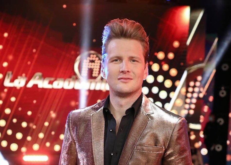 Alexander Acha aclara que no “le dan línea” en La Academia tras revelarse conectes de Santiago