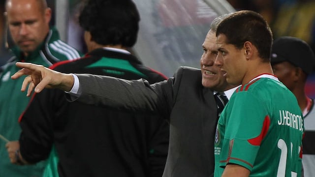 Javier Aguirre con Chicharito en Sudáfrica 2010.