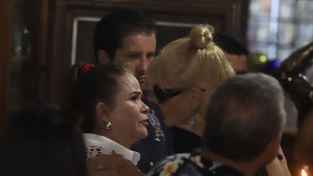 Margarita Portillo recibe el pésame de Sandra Vale en el funeral del actor Andrés García, en Acapulco, Guerrero