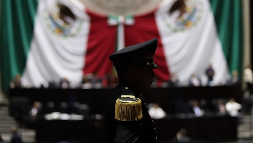 Del autoritarismo a la democracia; de la democracia al autoritarismo