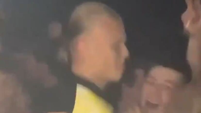 VIDEO: Erling Haaland se va de fiesta a un bar con varios aficionados previo a irse de Alemania