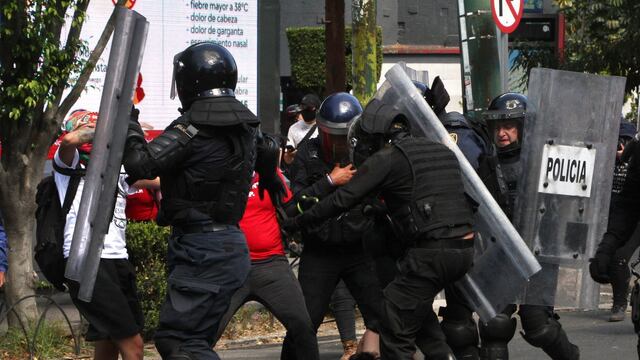 Policías golpeando a la joven en Polanco.