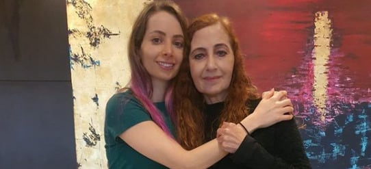 Mamá de YosStop celebra su cumpleaños en compañía de su hija