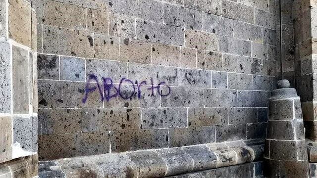 Pinta en la Catedral.