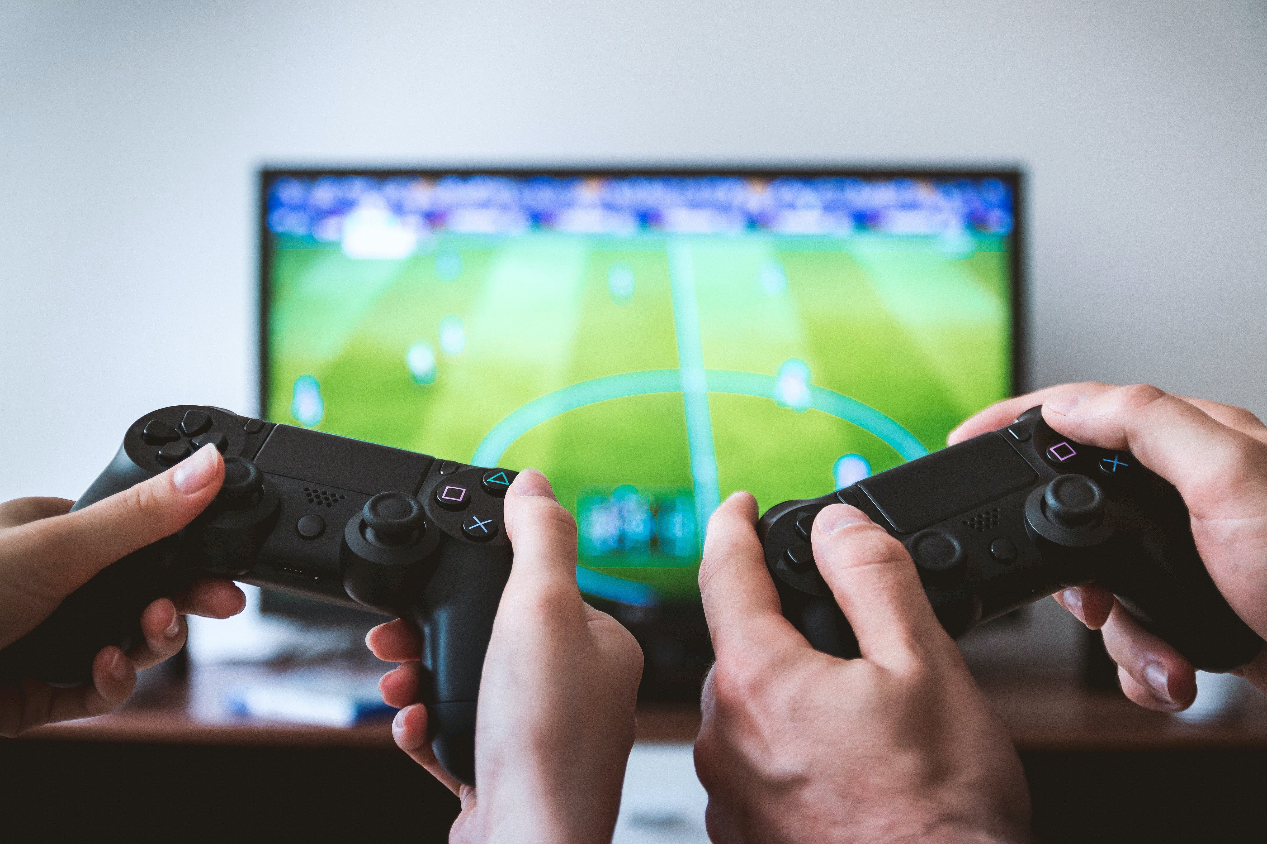 Jugando PlayStation.