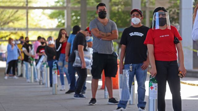Fila para llenar tanques de oxígeno