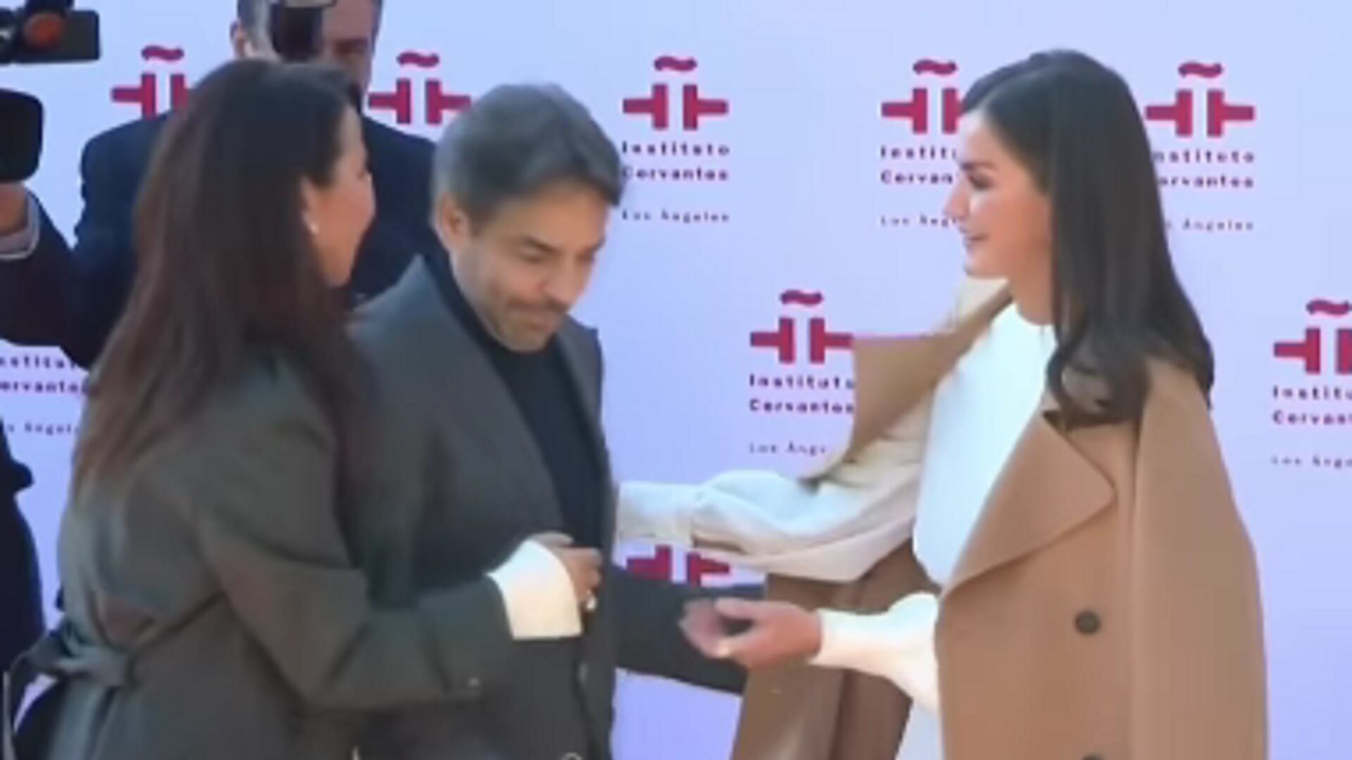 ¡Quítate Eugenio Derbez! El actor se les mete a Kate del Castillo y la reina Letizia Ortiz (VIDEO)