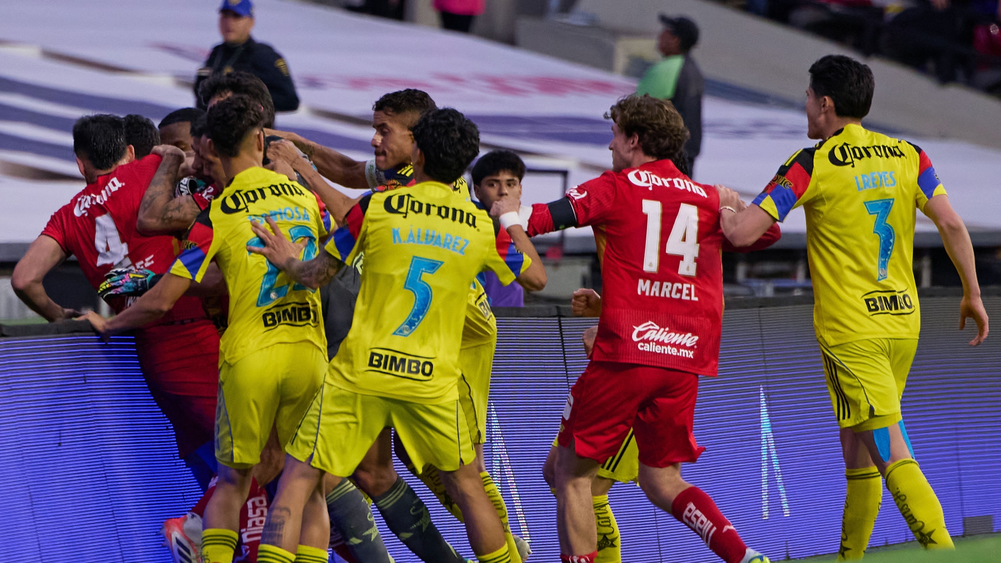 Jugadores de América y Toluca se enfrentan a golpes en vestidor
