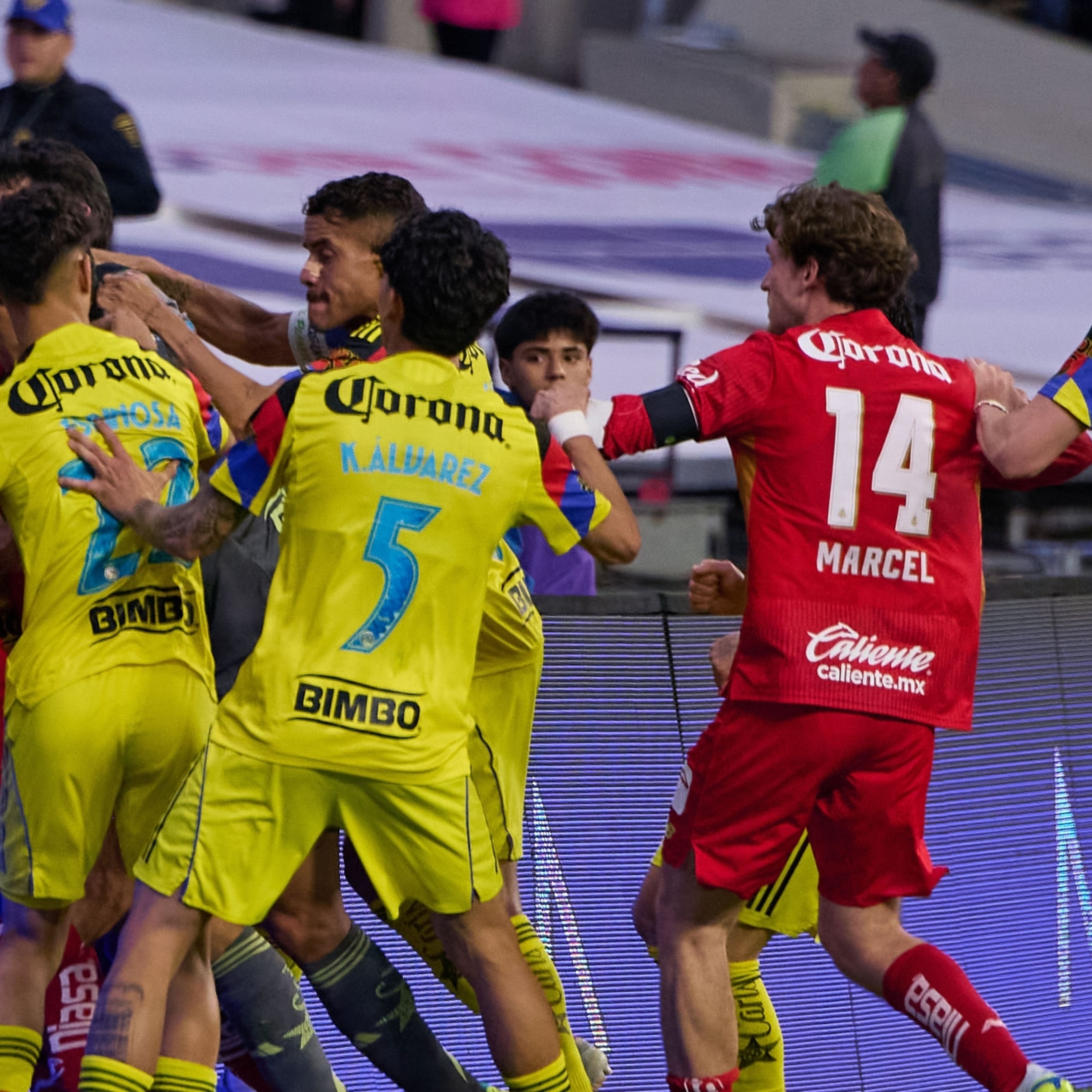 Jugadores de América y Toluca se enfrentan a golpes en vestidor