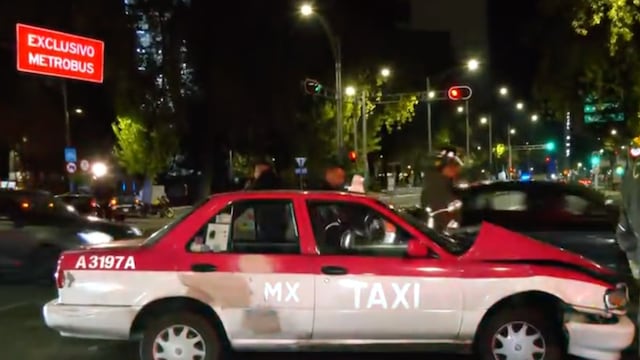 Taxi chocado en Paseo de la Reforma e Insurgentes