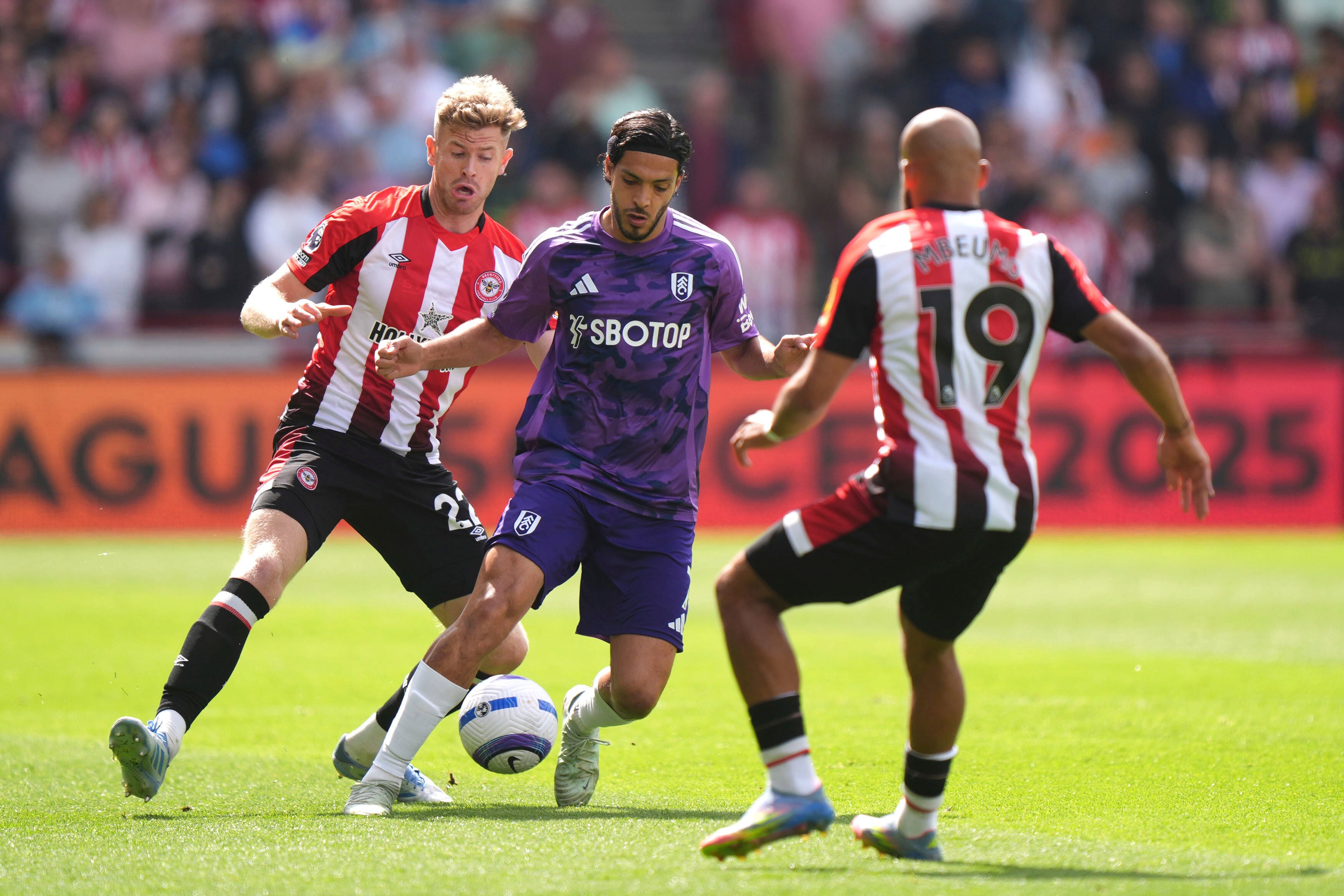 Raúl Jiménez en el Brentford vs Fulham.