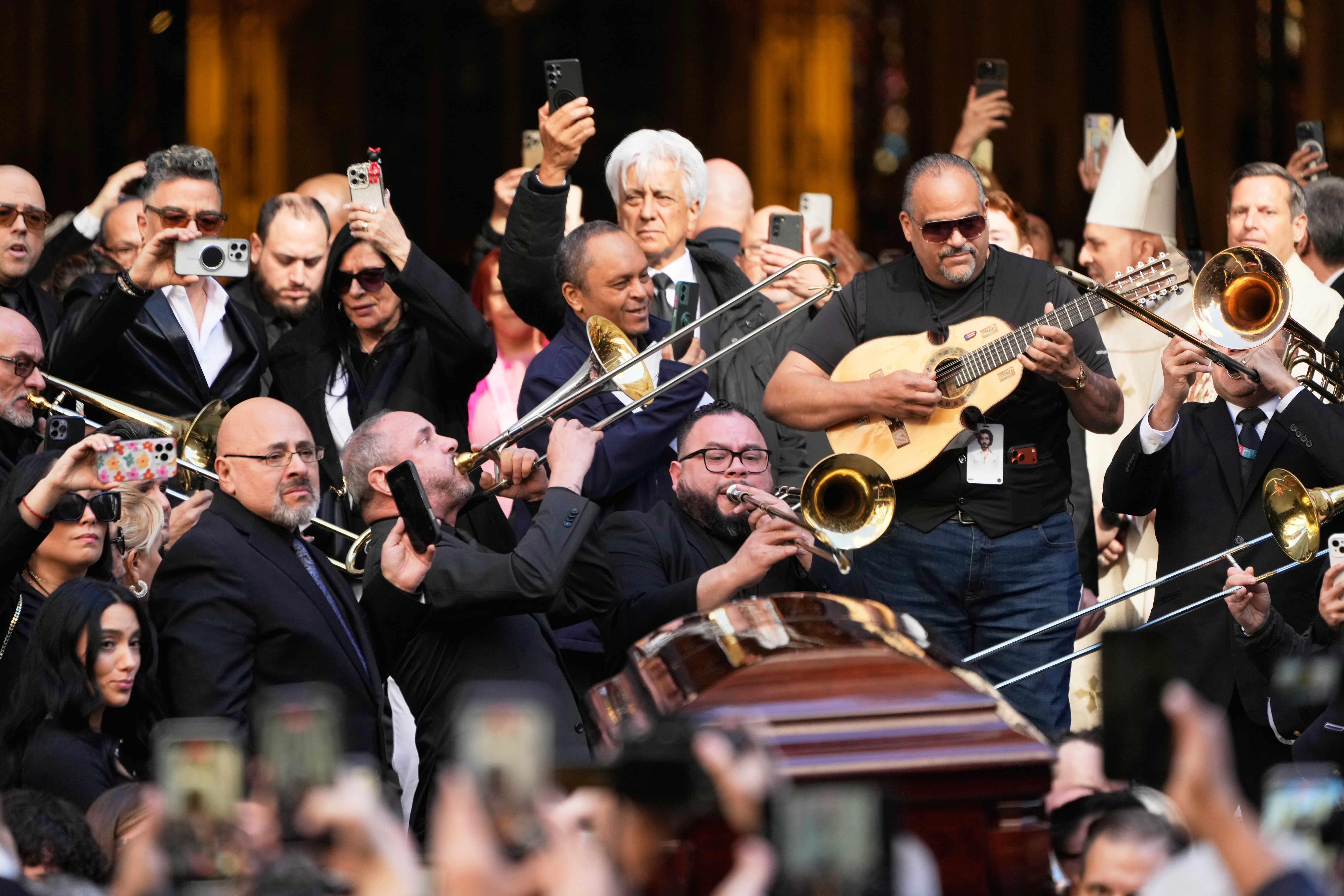 Trombonistas despiden a Willie Colón durante su funeral en Nueva York