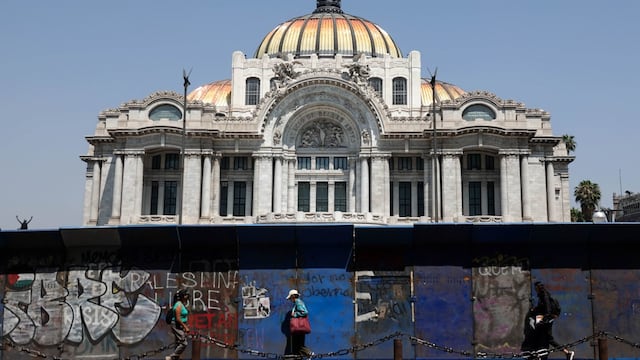 Vallas alrededor de Bellas Artes