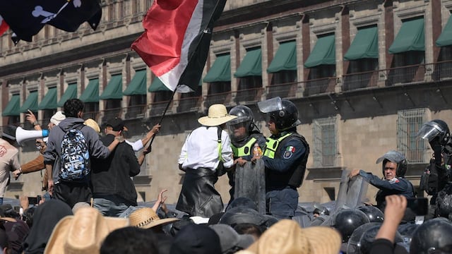 Policías y manifestantes de dan la mano