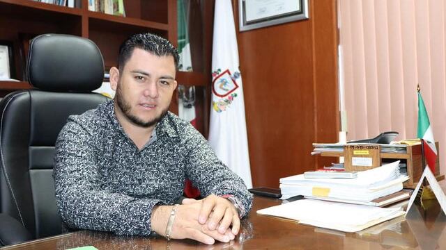 Salvador Bueno, alcalde de Armería, quien agredió a su esposa