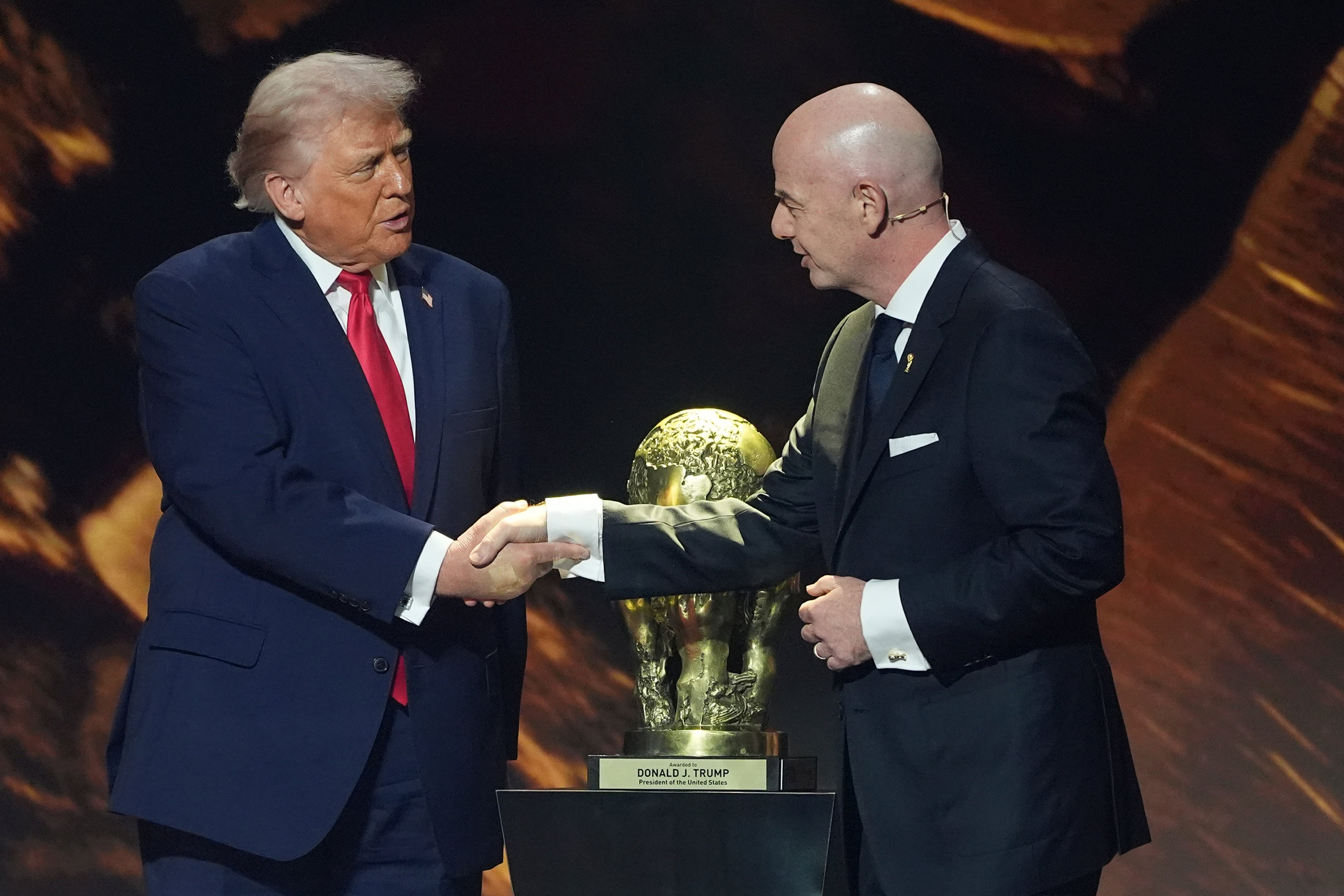 Donald Trump gana el premio FIFA de la paz.