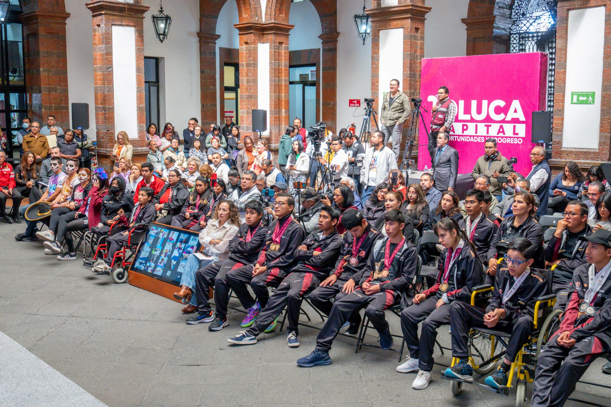 Ricardo Moreno entrega reconocimientos a atletas paralímpicos