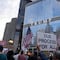 Redadas de ICE en Chicago provocan manifestación frente a torre Trump