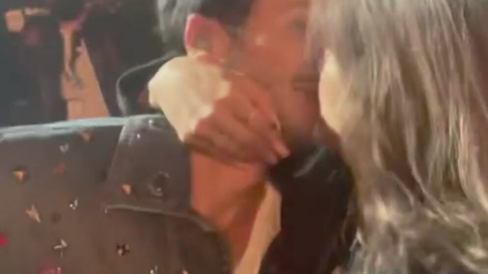 VIDEO: Sebastian Yatra fue acosado por una señora