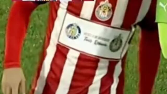 El Club Chivas salió con su principal patrocinador cubierto por una estampa.