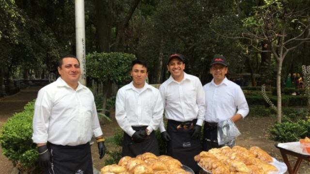 El grupo de meseros y su gerente.