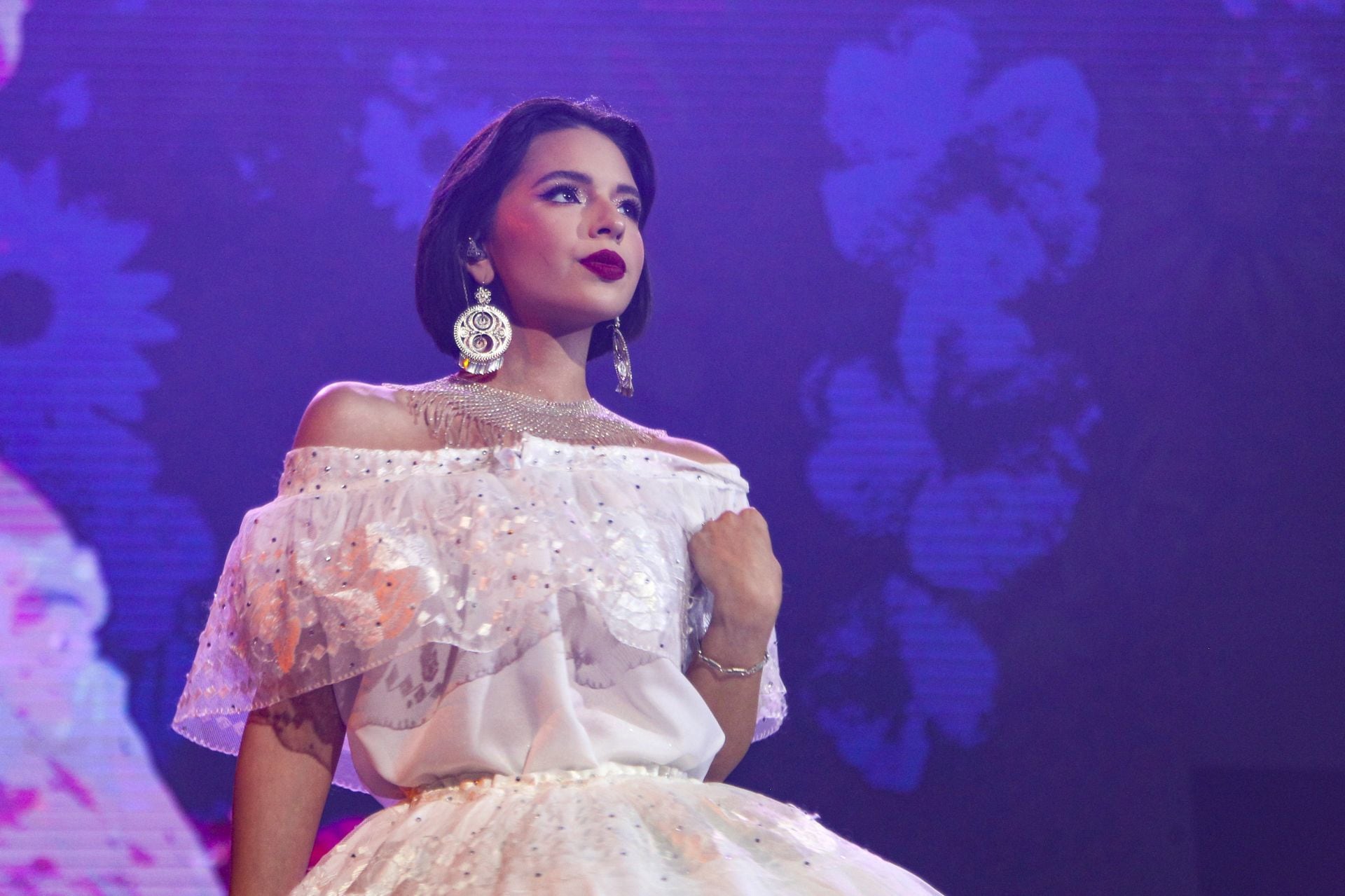 Ángela Aguilar en pleno concierto.