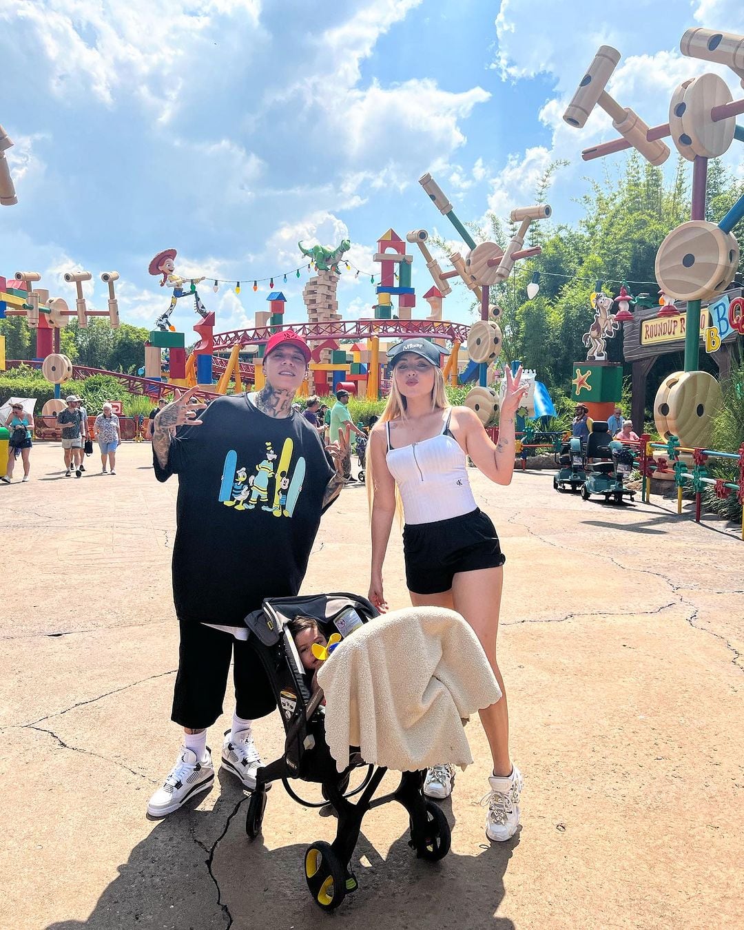 Santa Fe Klan y Maya Nazor reunidos en Disney por su hijo Luka.
