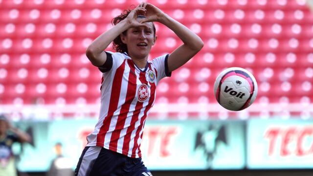 Morales dedica el gol a la tribuna.