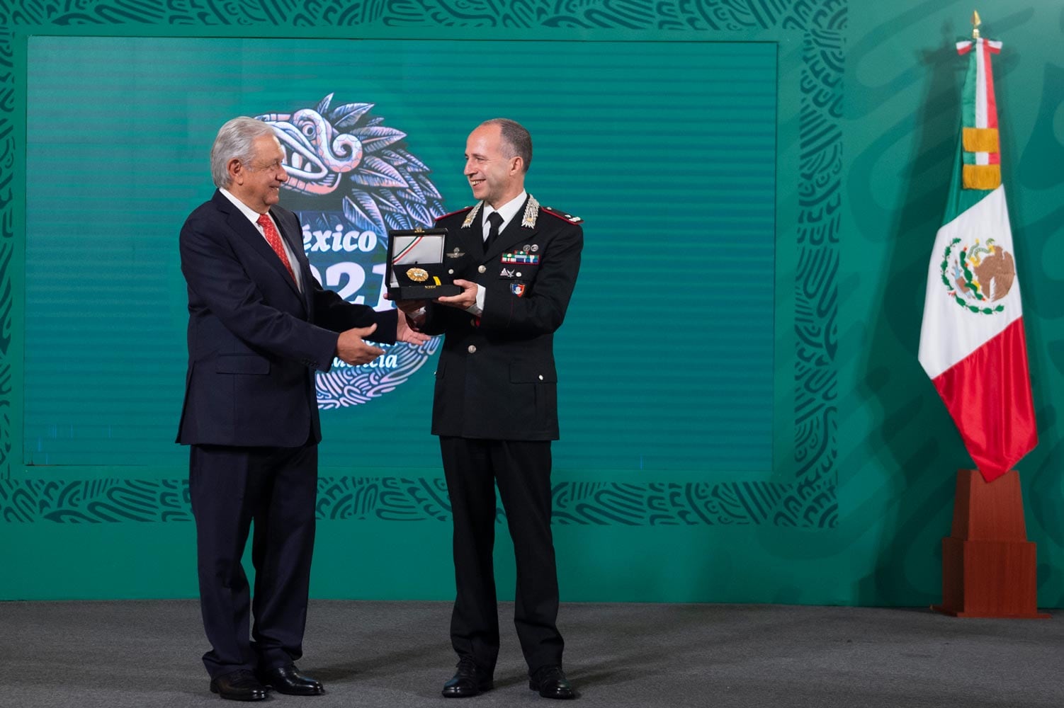 AMLO otorga la Condecoración del Águila Azteca a Roberto Riccardi