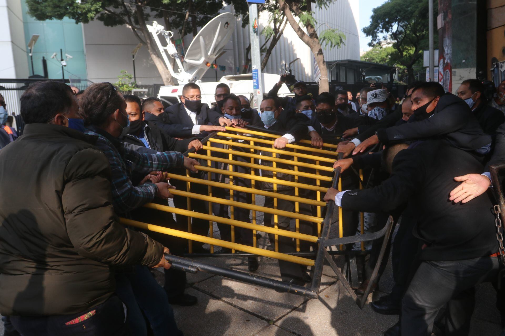 Jaloneos en el Senado