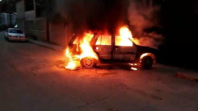 Incendian 3 vehículos tras enfrentamiento en Acapulco