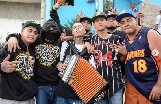 Santa Fe Klan en su barrio en Guanajuato.