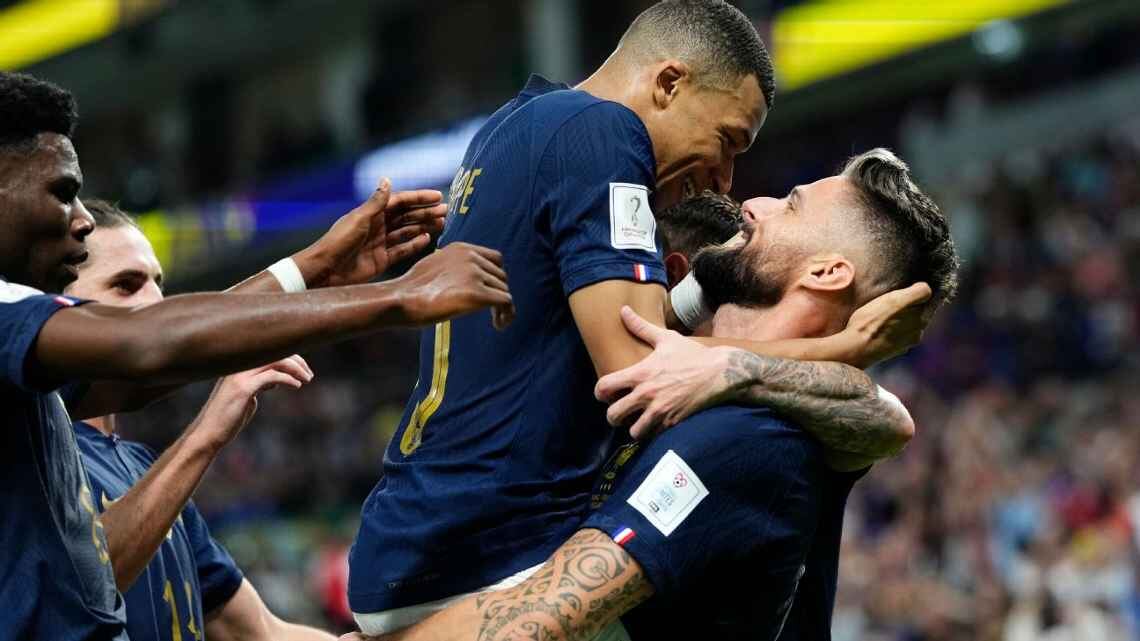 Kylian Mbappé y Olivier Giroud celebrando cariñosamente en el Mundial de Qatar 2022