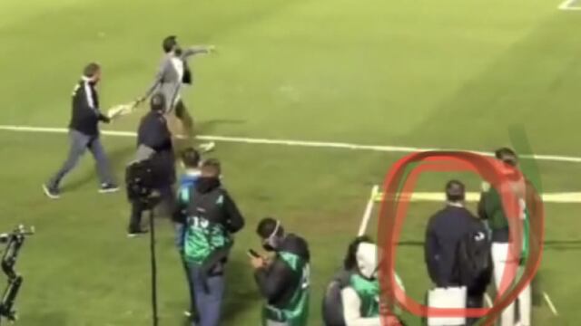 Nahuel Guzmán al momento de arrojar su peluche