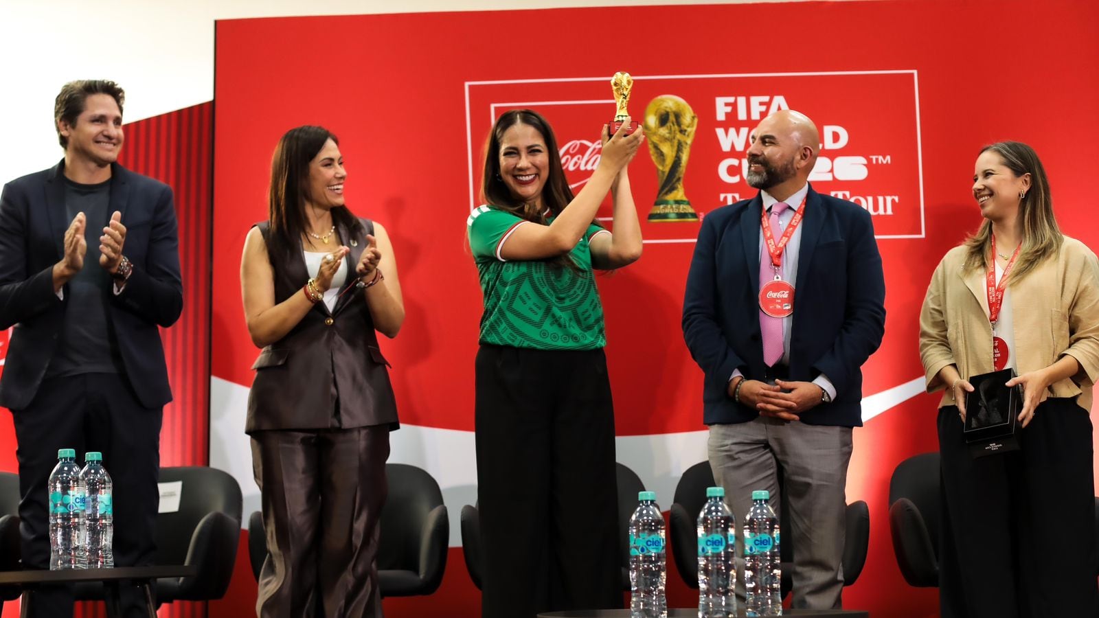 Libia Dennise García inaugura Gira del Trofeo de la Copa Mundial 2026 en León