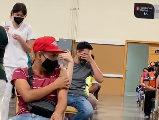 Joven grita de miedo por vacuna Covid-19