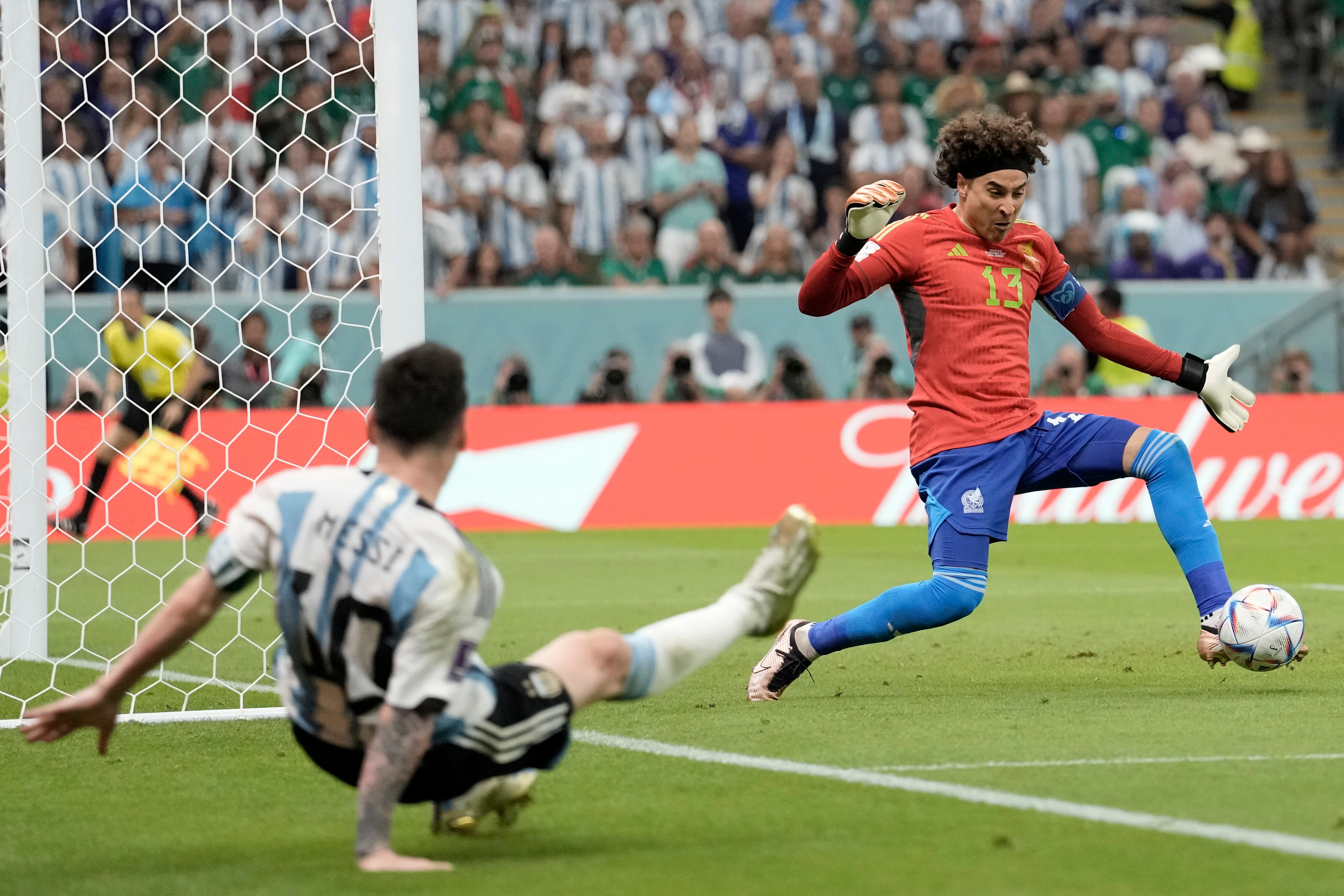 Lionel Messi y Guillermo Ochoa durante el partido entre México y Argentina