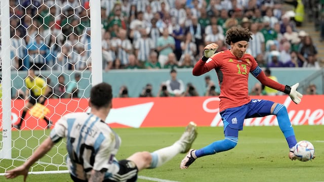 Lionel Messi y Guillermo Ochoa durante el partido entre México y Argentina