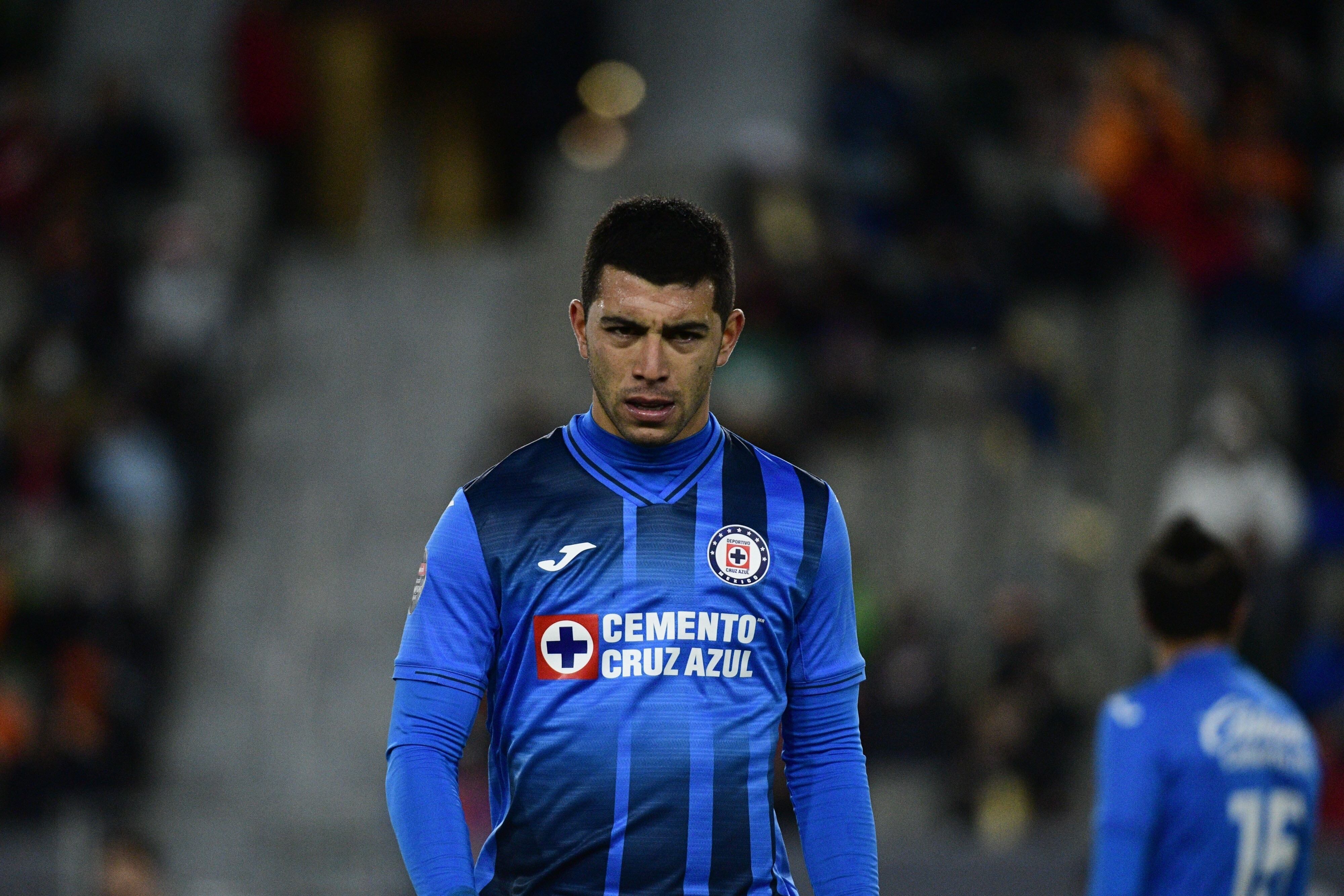 Erik Lira, en un partido con Cruz Azul