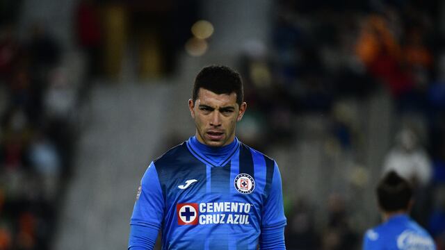 Erik Lira, en un partido con Cruz Azul