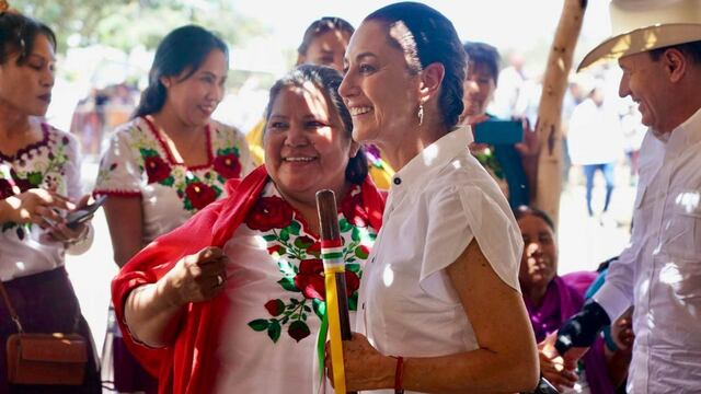 Claudia Sheinbaum, Presidenta Electa de México, saluda a una mujer durante la supervisión de los avances del "Plan de Justicia para el Pueblo Yaqui".